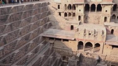 Ocak 12020, Abhaneri, Rajasthan. Jaipur yakınlarındaki abhaneri 'yi ziyaret eden turistler. Yağmur suyu depolamak için yapılmış bir basamaktır..