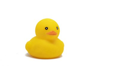 Beyaz arka planda izole edilmiş şirin sarı plastik ördek oyuncağı