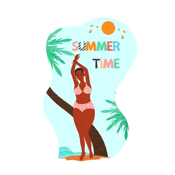 Mujer afroamericana con los ojos cerrados en traje de baño con los brazos levantados disfruta del verano, letras hora de verano, ilustración vectorial en estilo plano. Caricatura — Vector de stock