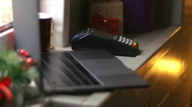 Akıllı telefondan yapılan temassız ödeme. Kablosuz ödeme konsepti. Yakın plan, kadın banka terminalindeki siparişi ödemek için akıllı telefon nakitsiz cüzdan teknolojisi kullanıyor..