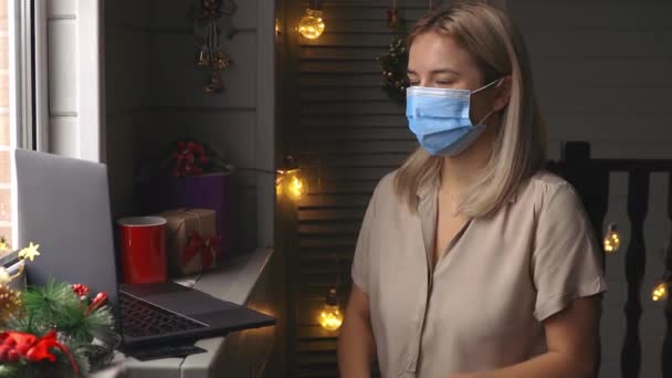 4k. Junge Frau legt vor Weihnachten Schutzmaske ab und lächelt — Stockvideo