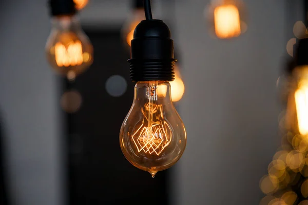 Bokeh arka planda klasik Edisson ampulleri. Retro biçim ampulleri.