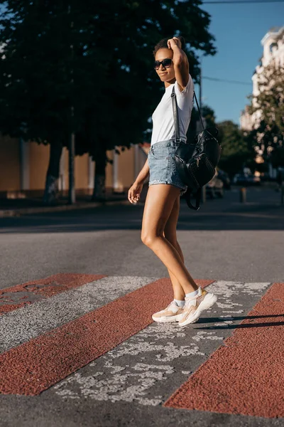 Американская Городская Женщина Гуляющая Городской Площади Закате — стоковое фото