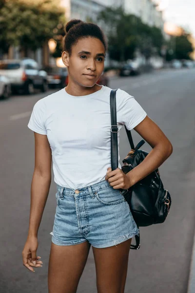 Porträt Einer Attraktiven Afroamerikanerin Auf Shorts Und Shorts Vor Dem — Stockfoto