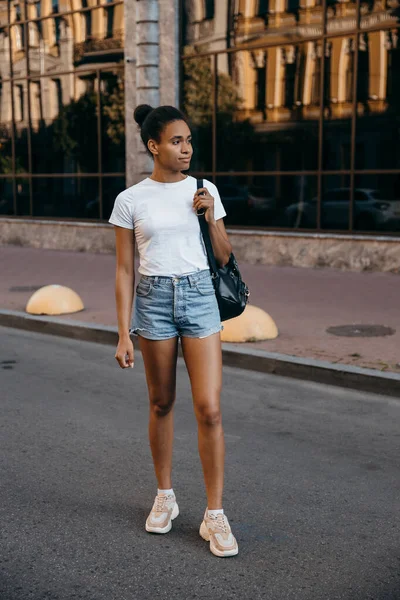 Urban Afroamerikanische Frau Fuß Auf Dem Stadtplatz Bei Sonnenuntergang — Stockfoto