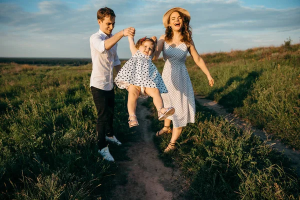 Família Feliz Divertir Nas Montanhas Pôr Sol — Fotografia de Stock