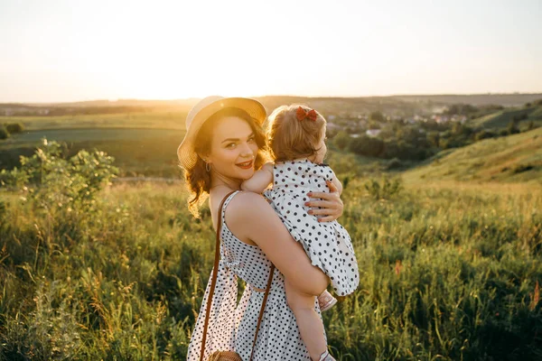 Mom Gently Holds Her Little Daughter Her Arms Backdrop Sunset — Stock Photo, Image