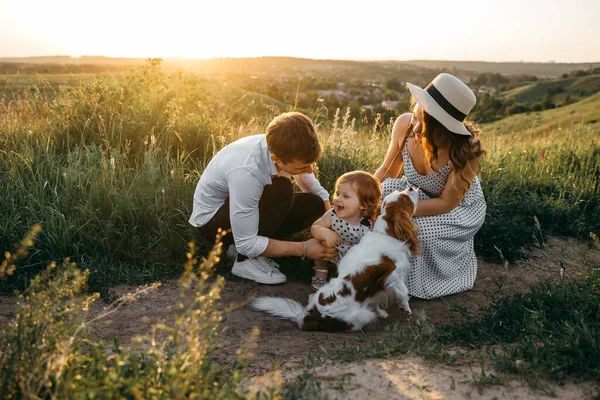 Família Feliz Divertir Nas Montanhas Pôr Sol — Fotografia de Stock