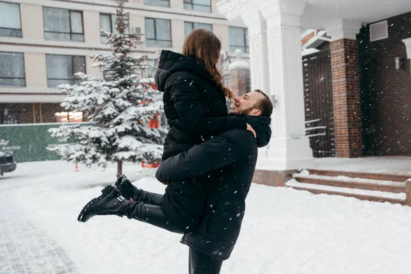 Abrazos alegres de una pareja enamorada después de aceptar una propuesta de matrimonio —  Fotos de Stock