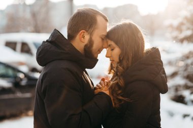 Soğuk kış mevsiminde birbirine aşık bir çiftin sıcak ve şefkatli kucaklamaları