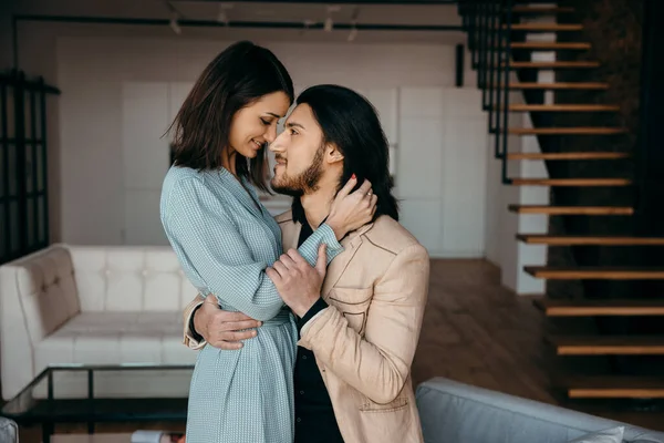 Casal abraçando em seu novo apartamento de luxo — Fotografia de Stock