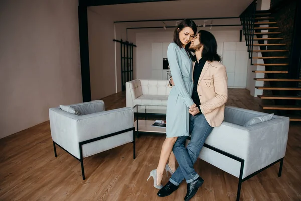 Un couple marié profiter de l'intérieur luxueux de leur nouvel appartement — Photo