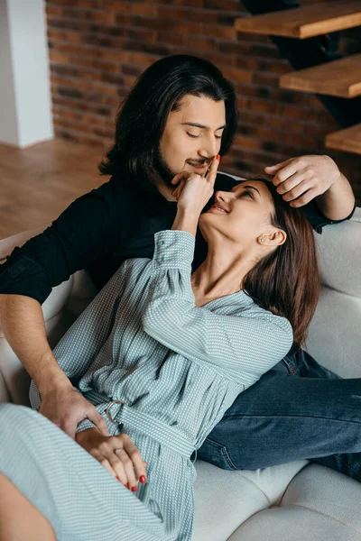 Hustrun rör försiktigt ansiktet på sin älskade make — Stockfoto