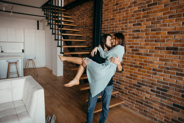 Esposo sostiene a su amada esposa en sus brazos — Foto de Stock