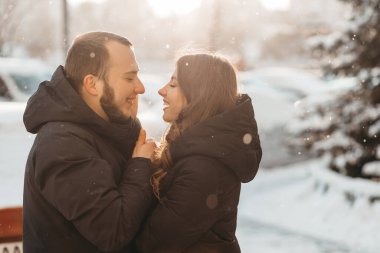 Mutlu çift birbirine dokunuyor ve gülümsüyor.