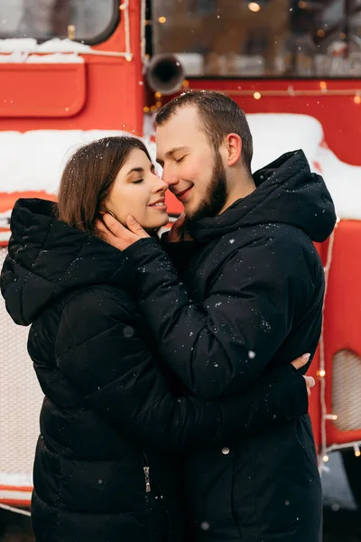Una pareja amorosa se abraza en el fondo de un autobús rojo. Día de San Valentín — Foto de Stock