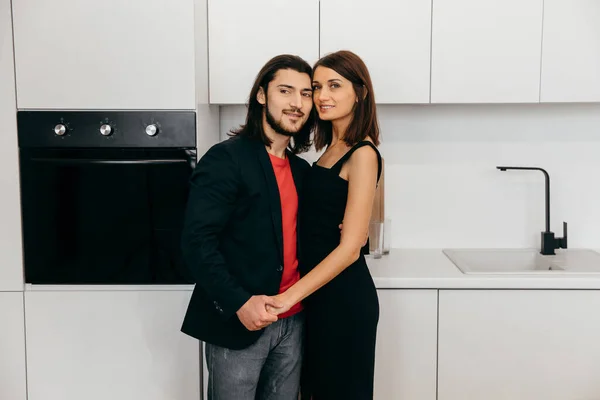 Szczęśliwa para ładny dotyk siebie w kuchni — Zdjęcie stockowe