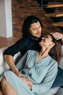  Kadın, sevgili kocasının yüzüne nazikçe dokunur.