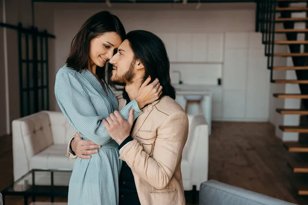 Pareja casada abrazándose en su nuevo apartamento de lujo — Foto de Stock