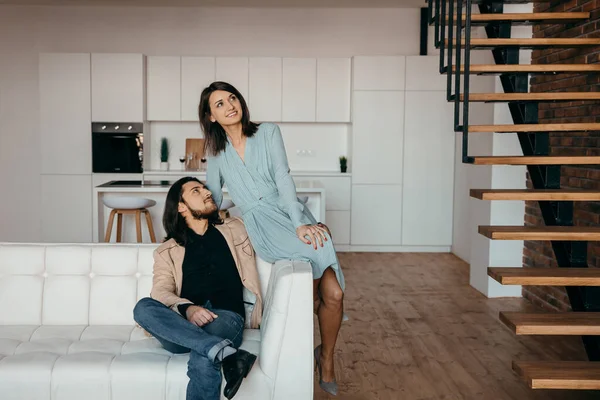 Ett gift par njuta av inredningen i sin nya lägenhet och titta på varandra — Stockfoto