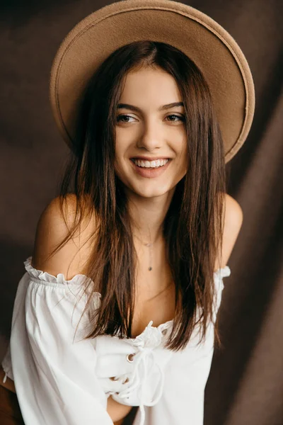 Porträt eines glücklichen Teenagers Mädchen auf isolierten braunen Hintergrund — Stockfoto