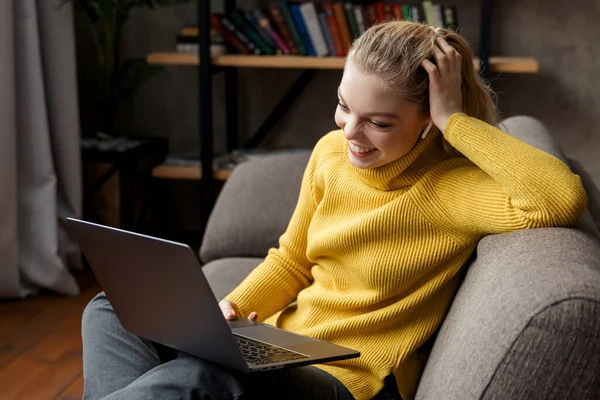 Mladá žena má videohovor na notebooku doma — Stock fotografie