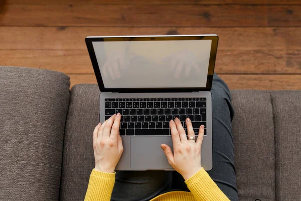 Молоді жінки працюють на сучасному ноутбуці вдома. Вид зверху — стокове фото