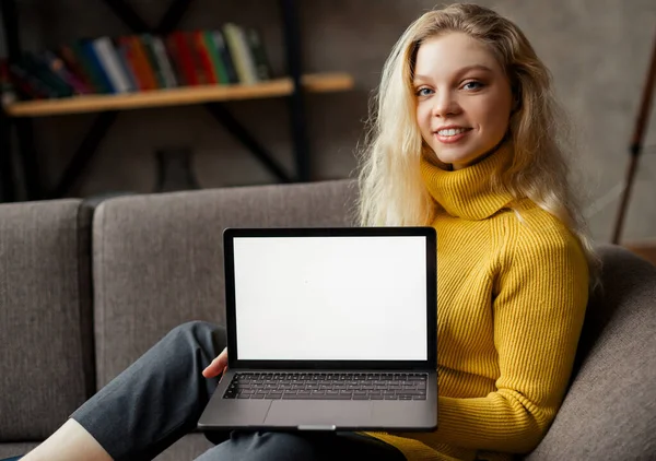 Estudante menina sentar no sofá segurando laptop olhando para simular a tela, aprendizagem on-line no PC, e aprendizagem. Vista de perto — Fotografia de Stock