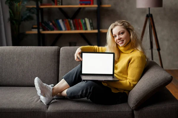 Estudante menina sentar no sofá segurando laptop olhando para simular a tela, aprendizagem on-line no PC, e aprendizagem. Vista de perto — Fotografia de Stock