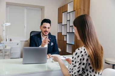 Kozmetik Cerrahı Kadın Göğüs İmplantı Örnekleri Gösterip Geleceğin Ameliyatı Hakkında Konuşuyor. 