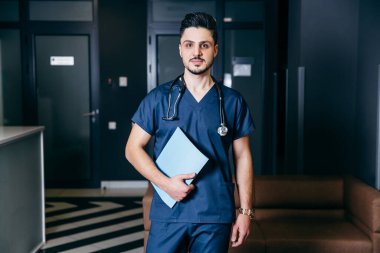 Türkçe veya Arapça erkek hemşire portresi