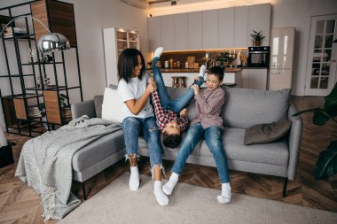 Mutlu Afro-Amerikan aile annesi ve iki oğlu evde eğleniyor.