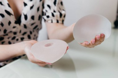 Kozmetik Cerrahı Kadın Göğüs İmplantı Örnekleri Gösterip Geleceğin Ameliyatı Hakkında Konuşuyor. 