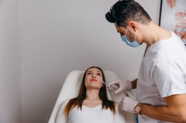 Genç esmer kadın yüzünden estetik ameliyat oluyor.