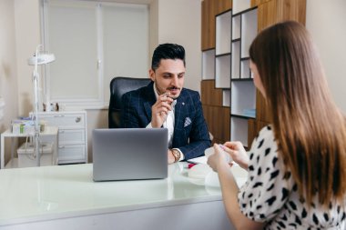 Kozmetik Cerrahı Kadın Göğüs İmplantı Örnekleri Gösterip Geleceğin Ameliyatı Hakkında Konuşuyor. 