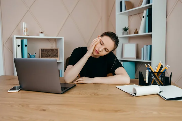 Übermüdete Geschäftsfrau am Arbeitsplatz im Büro. Abbau von Stress, Anspannung und Depression. — Stockfoto