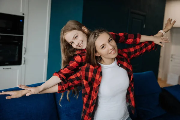 Dos hermanas en casa se divierten en casa —  Fotos de Stock