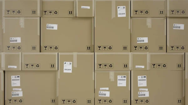Стена Картонных Коробок Упаковки Свай Доставки Доставки Табличками Этикетками Белый — стоковое фото