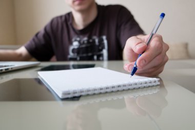 Genç adam çalışıyor.