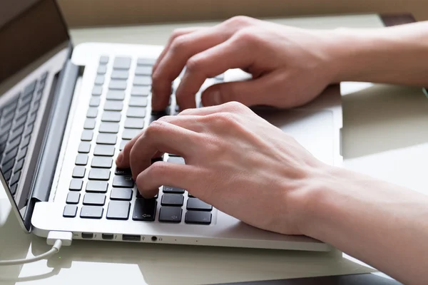 Young man typing on laptop — Stock Photo, Image
