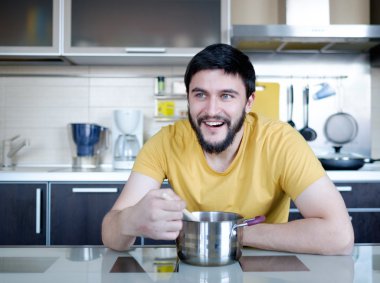 Sakallı adam mutfakta