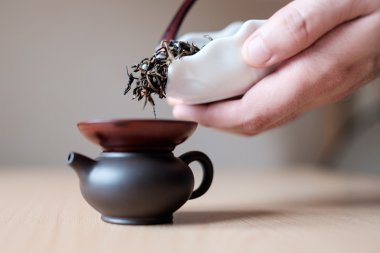 Küçük kahverengi çaydanlık