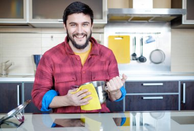 Sakallı adam mutfakta