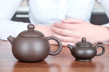 İki Çince çaydanlıklar