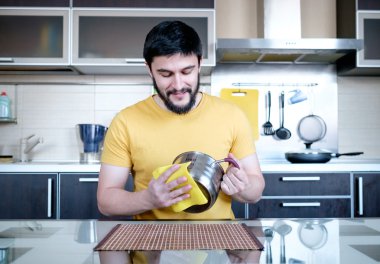 Sakallı adam mutfakta