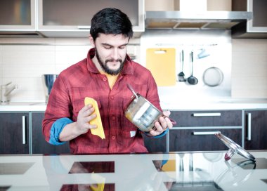 Sakallı adam mutfakta