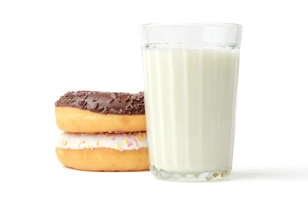 Склянка молока і пончиків — стокове фото