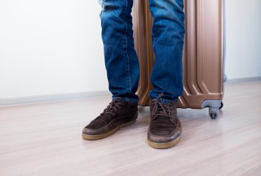 Büyük bagaj ile ayakta