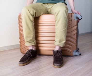 Bagaj üzerinde oturan