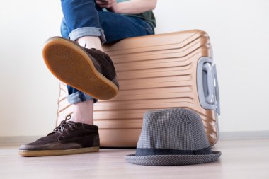 Bagaj üzerinde oturan